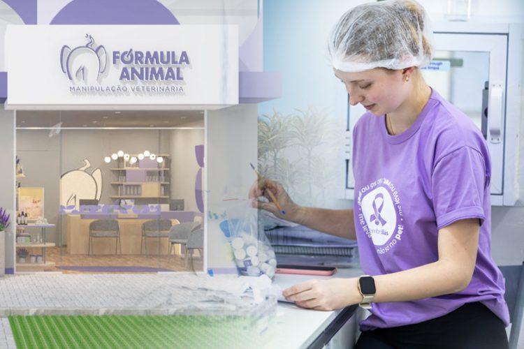 Fachada de uma farmácia Fórmula Animal, ao lado da imagem de uma colaboradora uniformizada com camiseta da campanha Setembro Lilás, usando touca descartável e escrevendo em bancada de manipulação veterinária.